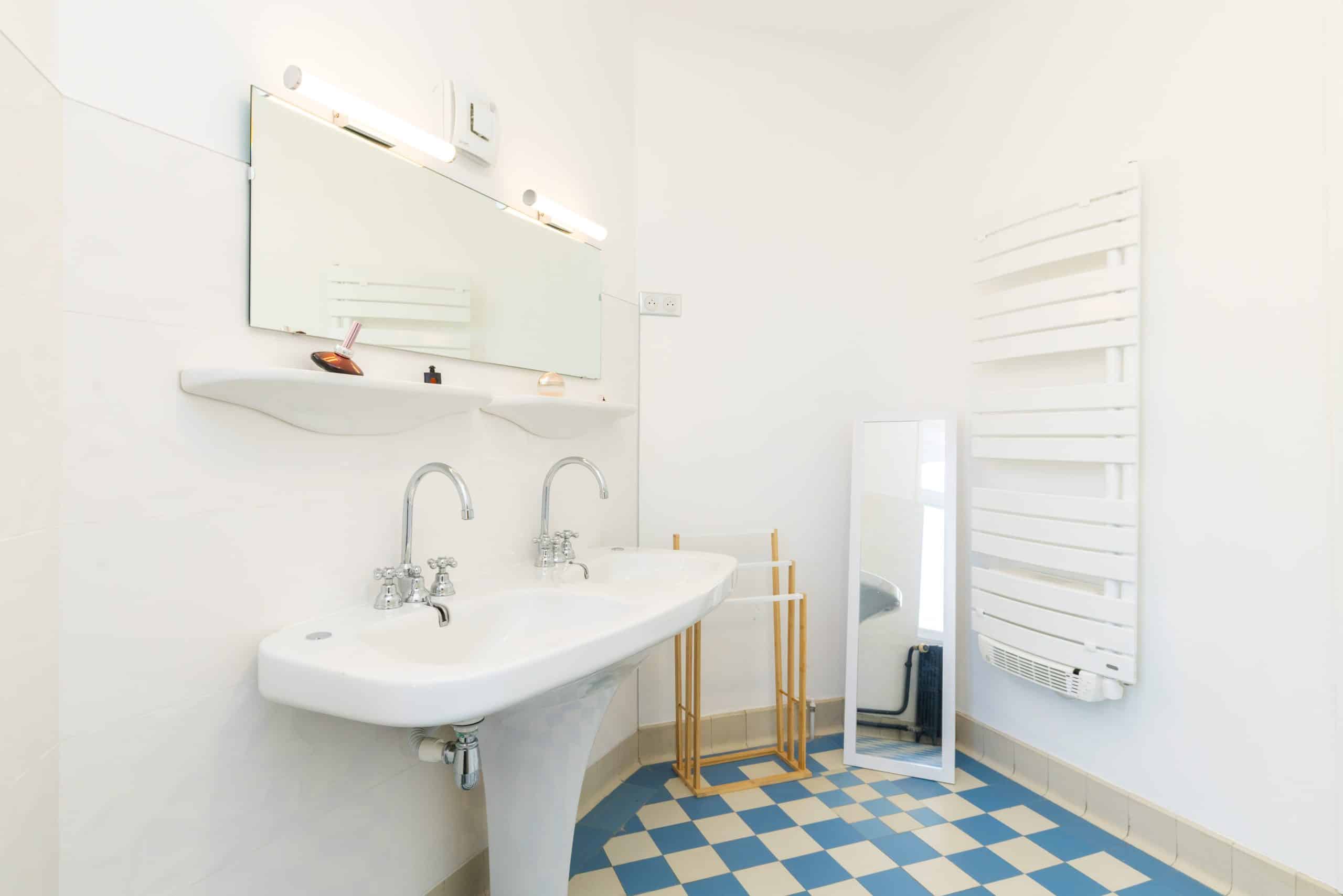 Double vasque avec miroir, éclairage, sèche-serviettes