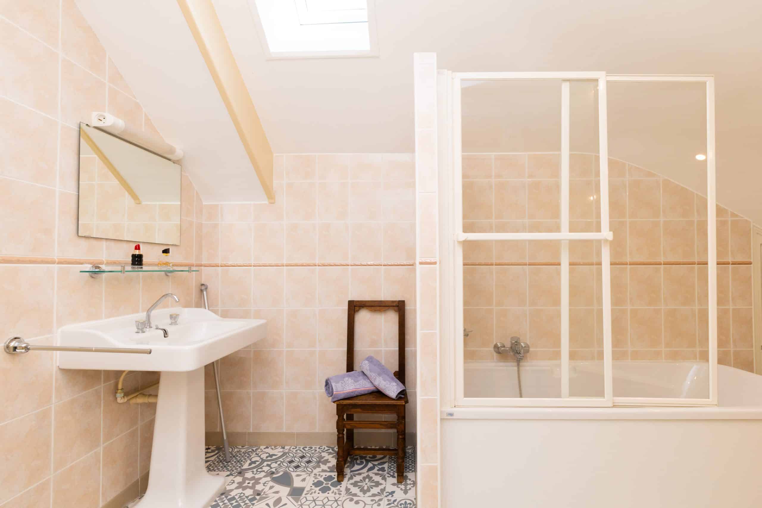 Salle de bain mansardée, baignoire/douche combinée, vasque, carrelage à motifs