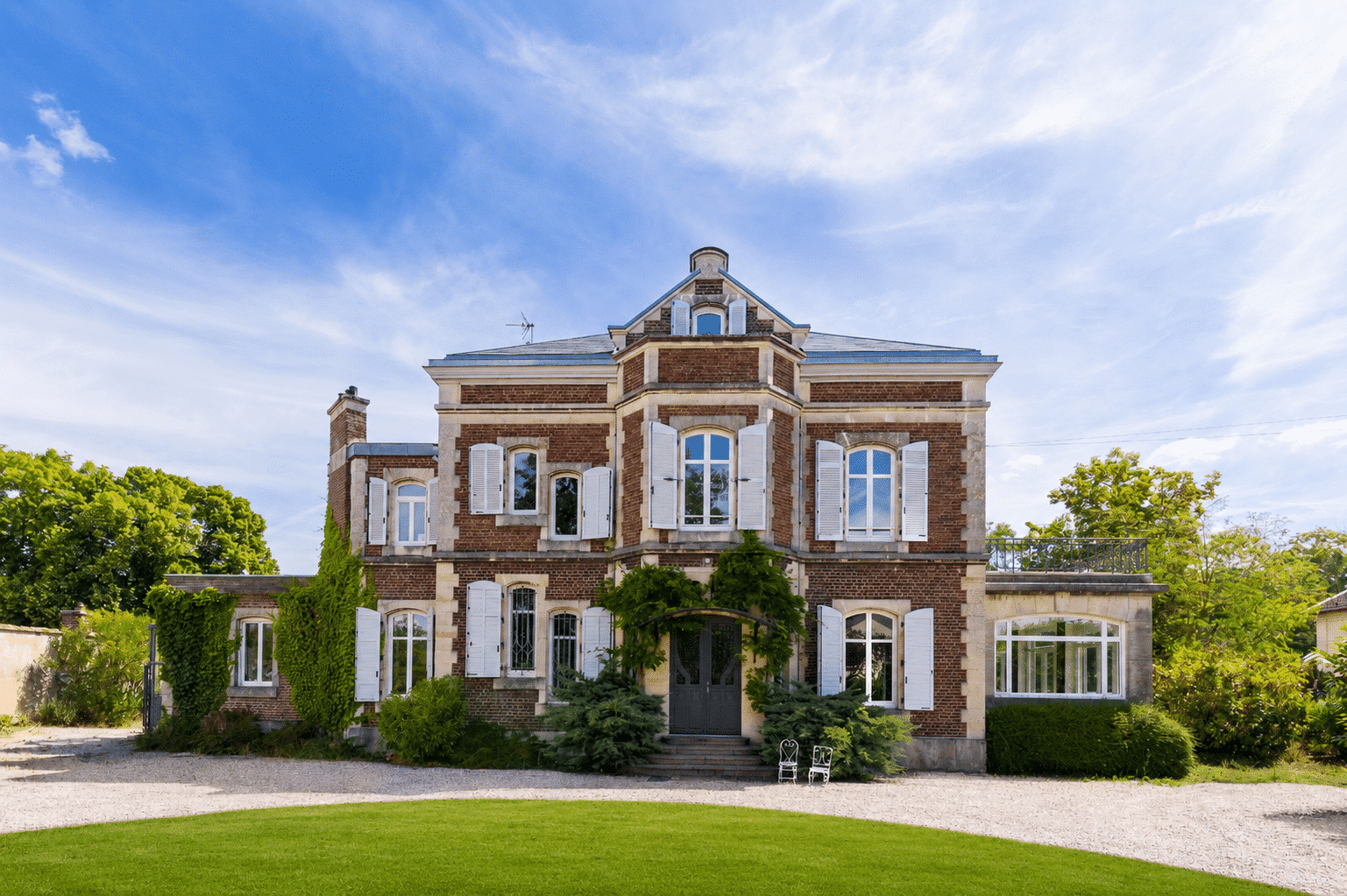 PHOTO FACADE RETOUCHEE HERBE VERTE
