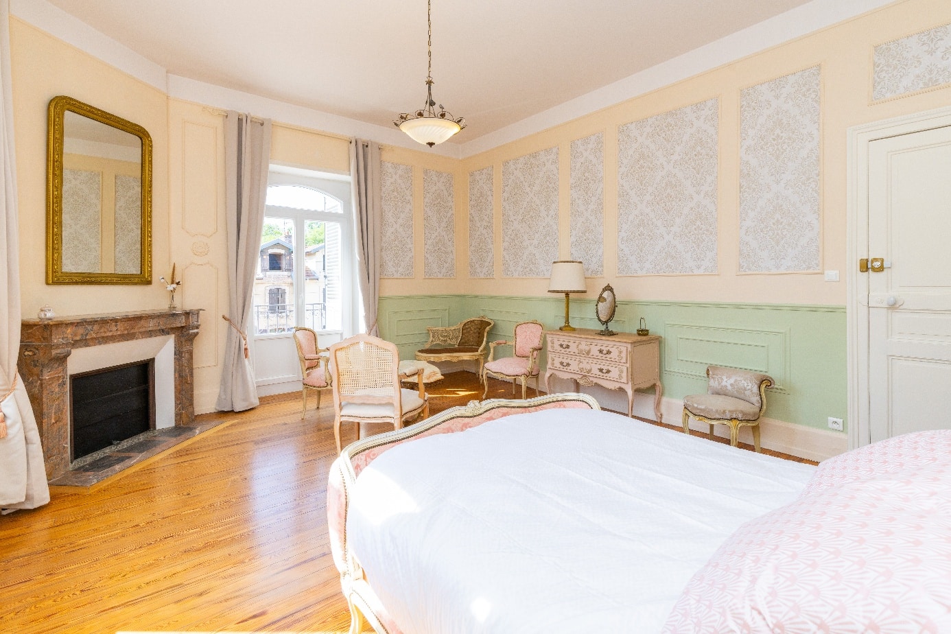 Chambre La Nuptiale - salon avec méridienne et cheminée