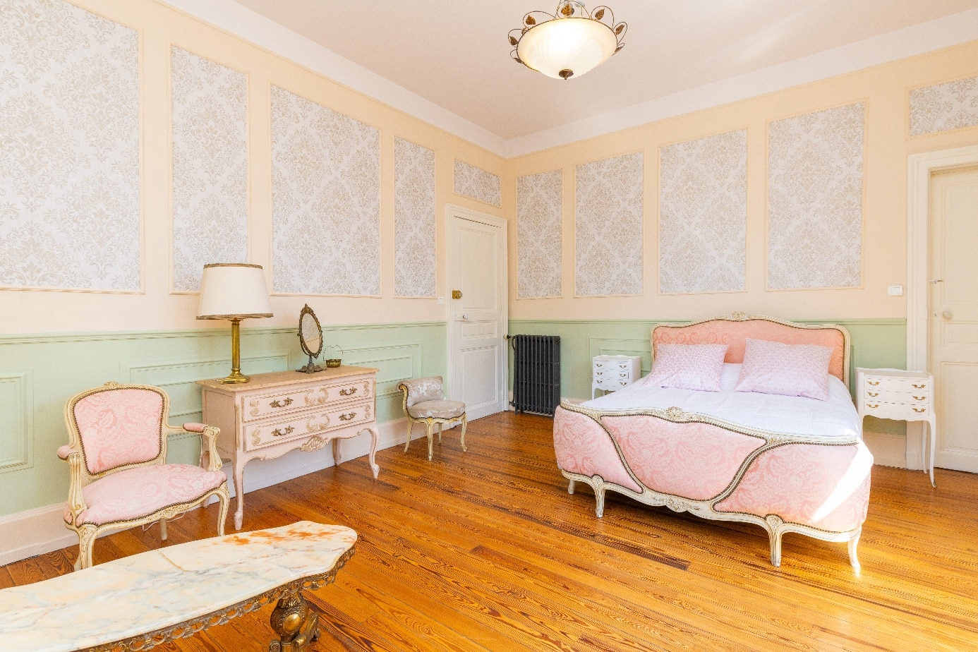 Chambre La Nuptiale - vue sur le lit et la décoration