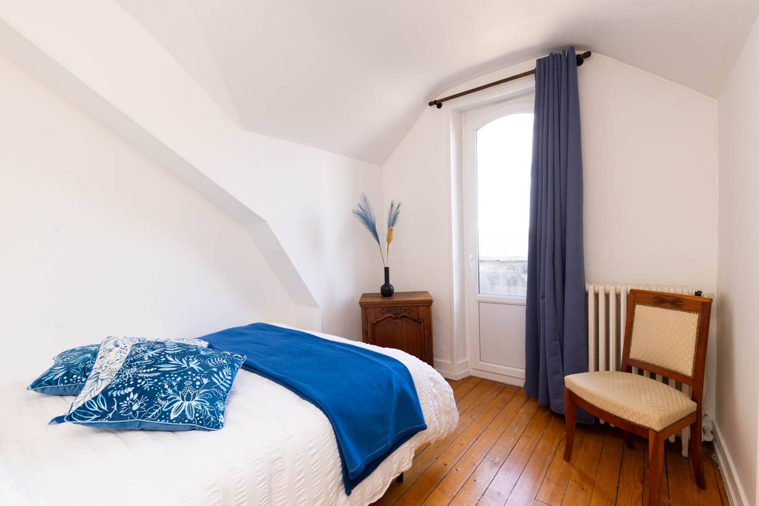 Chambre Juliette - lit sous toiture, Le Domaine d'Amélie