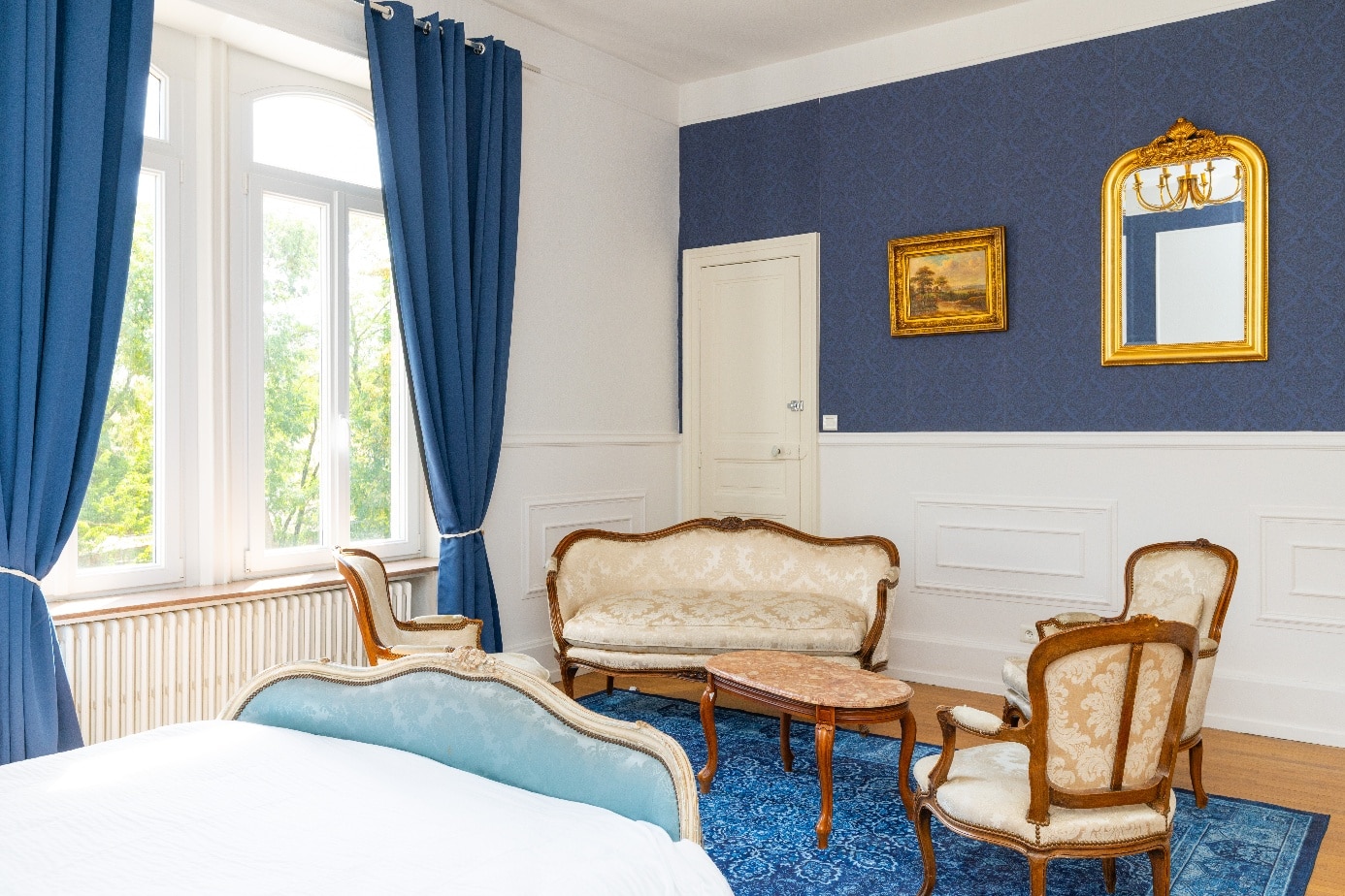 Chambre L'Élégante - salon style Louis beige et doré