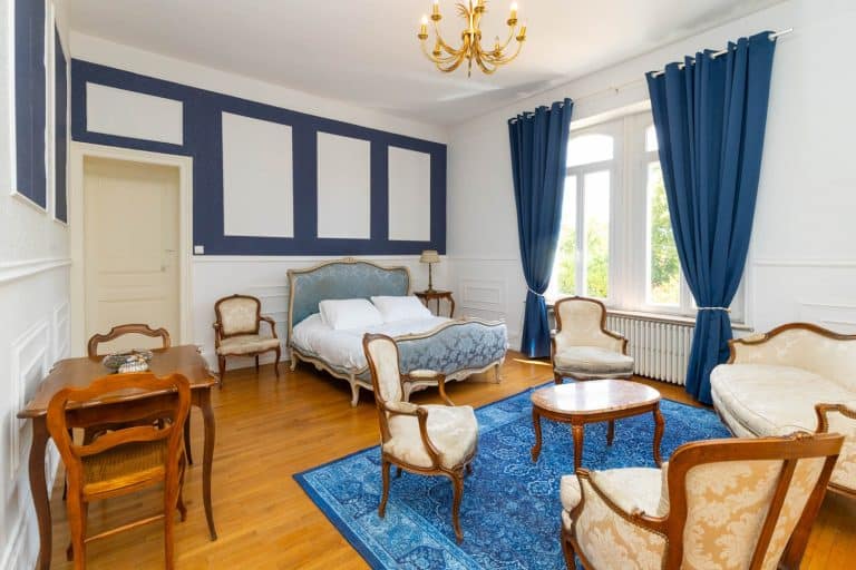 Chambre L'Élégante - salon privatif avec fauteuils Voltaire