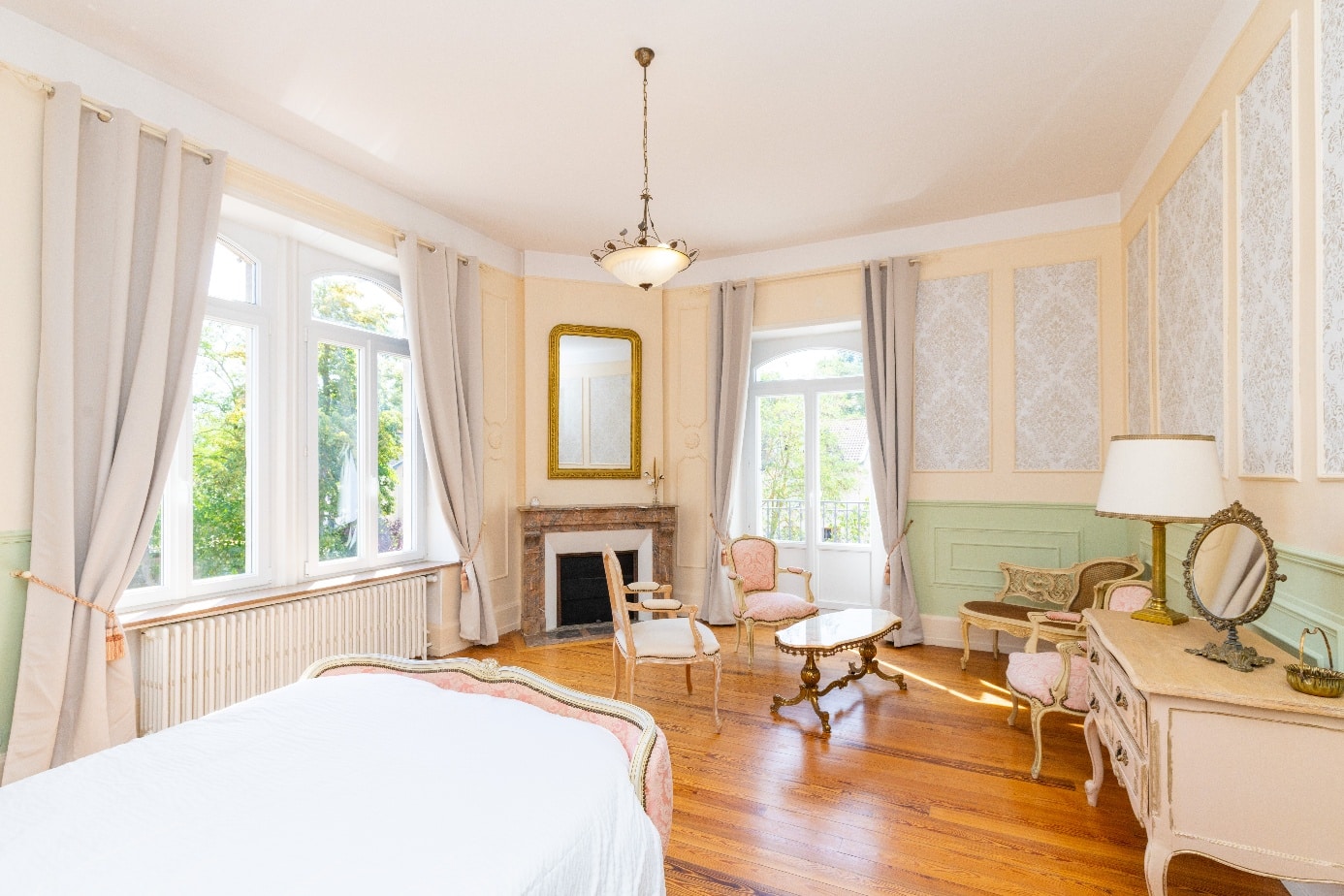 Chambre La Nuptiale - salon et cheminée ancienne