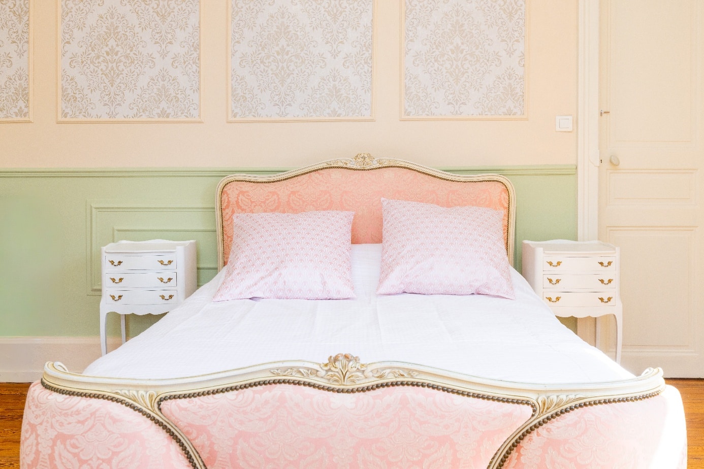 Chambre La Nuptiale - lit dans tons rose et vert sauge
