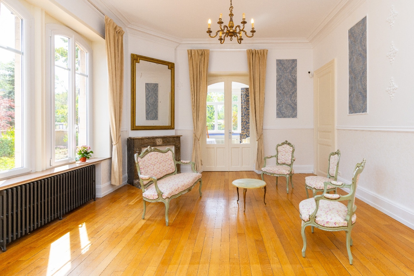 Salon d'accueil dans l'entrée de la demeure du Domaine d'Amélie