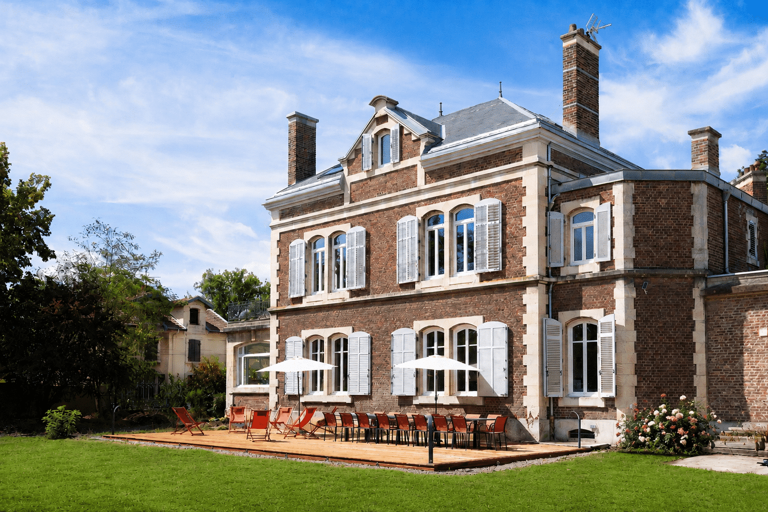 Terrasse et jardin, massif de rosiers — Le Domaine d'Amélie