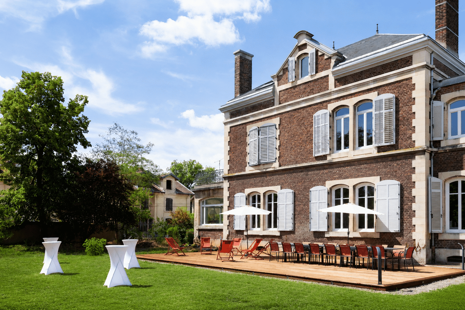 Terrasse et jardin pour prolonger les échanges en plein air — Le Domaine d'Amélie